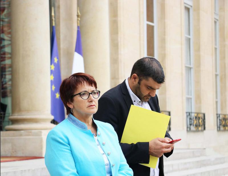 Christiane Lambert, présidente de la FNSEA, et Jérémy Decerle, président de Jeunes agriculteurs, dans la cour de l’Elysée après leur rencontre avec le président de la République, le 20 juillet dernier.