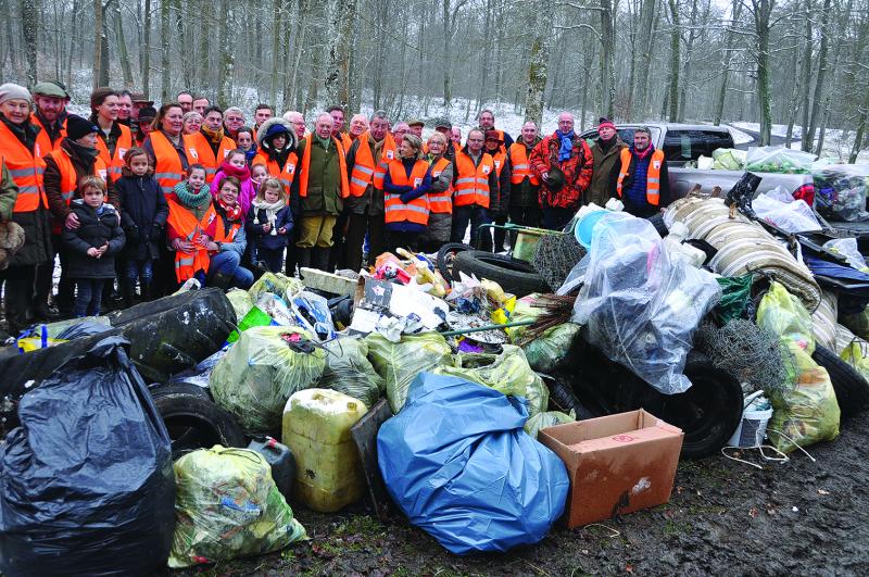 Hauts-de-France Propres est une opération lancée en 2016 et qui s'est vu octroyer la Marianne d'Or du développement durable en 2019, une distinction nationale qui récompense les initiatives concrètes en matière de préservation de l'environnement.