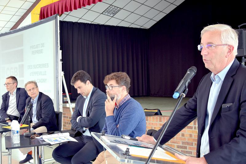 De g. à dr. : Gwenaël Elies, consultant expert finance ; Patrice Saintherant, consultant expert industrie, Pierre Rayé, directeur général de la CGB ; David Brunel, président de la commission interpro d’Eppeville ; Dominique Fievez, président CGB 80.