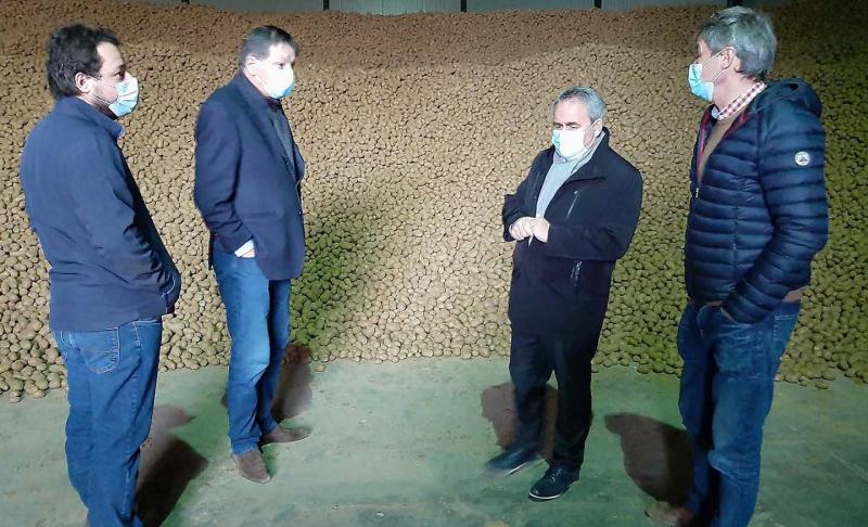 Étape chez un producteur de pommes de terre de la Somme, fin de semaine pour Xavier Bertrand, le président des Hauts-de-France, où il a été question de stockage.