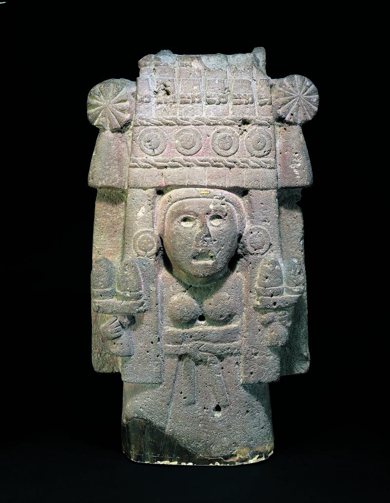 Chicomecoatl, la déesse mexicaine du maïs, culture aztèque (1350-1521) tient dans chaque main un épi de maïs. (© musée du quai Branly-Jacques Chirac, dist. RMN-Gra)
