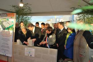 Pose symbolique de la première pierre du Biogis Center à Venette par Arnaud Montebourg, ministre du Redressement productif, accompagné de Louis Gallois, commissaire général à l'investissement, du président du Conseil régional, Claude Gewerc, de Philippe Marini, sénateur maire de Compiègne et président de l'Arc, de Xavier Beulin, président de Sofiprotéol, et de nombreux élus et de l'administration départementale, dont le préfet, Emmanuel Berthier.