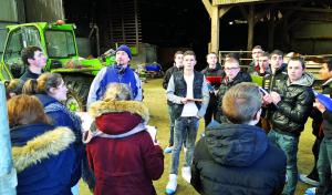 Une classe de la MFR de Campagne en visite sur l’exploitation de Michaël Poillon, à Héricourt, dans le Pas-de-Calais.