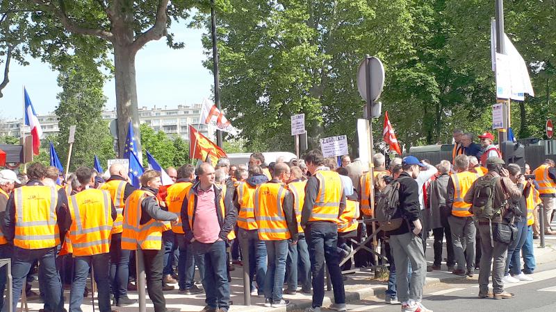 Un peu plus de deux cents personnes, élus, planteurs, représentants de syndicats, etc. ont fait le déplacement devant l’ambassade d’Allemagne, à Paris, ce 7 mai.