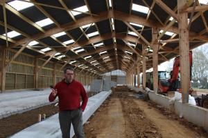 Laurent Coussement apprécie déjà lambiance claire et chaleureuse de son bâtiment en cours de construction.