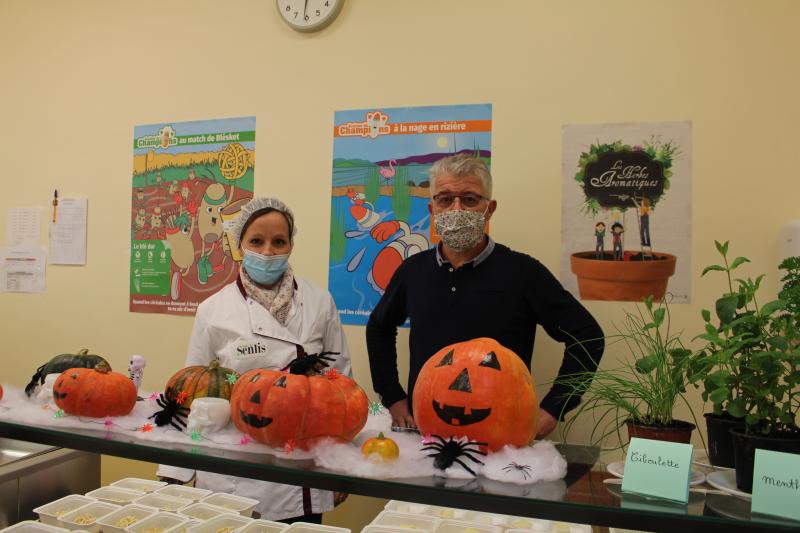 L'équipe des agents de la ville, dont Jacques Duconseil à droite, propose aux enfants de nombreuses animations tout au long de l'année pour les éduquer au goût et à la curiosité alimentaire. (© Dominique Lapeyre-Cave)