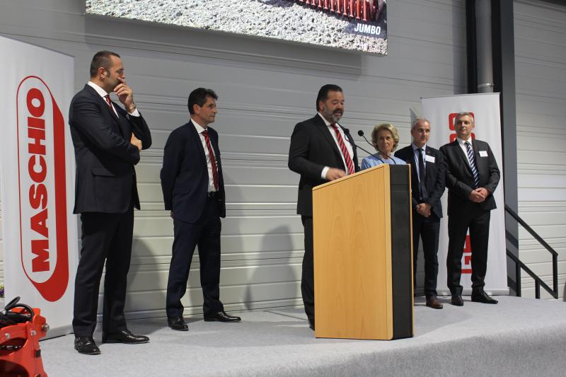 Mirco Maschio, CEO du groupe Maschio Gaspardo, Michel Schietequatte, directeur de Maschio Gaspardo France, Andrea Maschio, président de Maschio Holding, Caroline Cayeux, maire de Beauvais et présidente de la communauté d'agglomération du Beauvaisis, Loïc Barbaras, vice-président en charge de l'économie, et Aymeric Bourleau, vice-président en charge de l'innovation et de l'enseignement supérieur.
