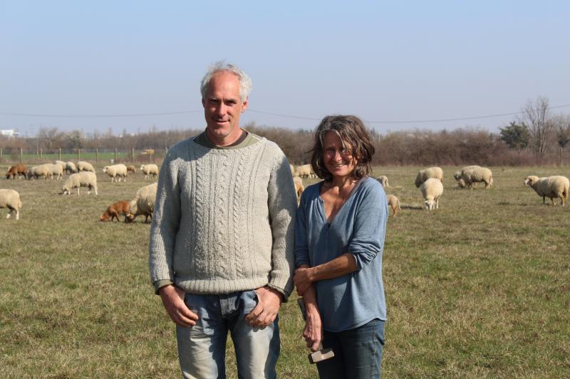 Émeric Drouot et Viviane sa compagne sont éleveurs-bergers herbassiers.