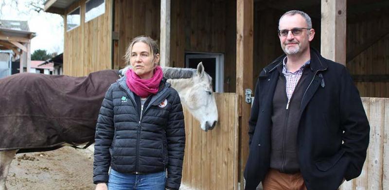 Daniela Strube, des Écuries des platanes à Estrées-Saint-Denis (Oise), et Denis Pype, conseiller régional, dresse les esquisses du bilan du plan Cheval 2019-2022.