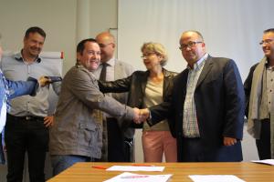 Signature officielle avec Fabien Cornen, directeur de SVA, en présence des élus et patrons des Intermarché concernés. Francis Camus, président dElvea, et Bertrand Vigouroux scellent lévènement par une cordiale poignée de mains.