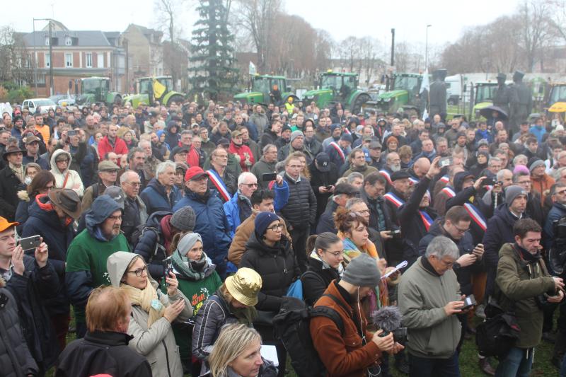 Plusieurs centaines de personnes étaient réunis place des Maréchaux à Beauvais en soutien à la famille Verschuere.
