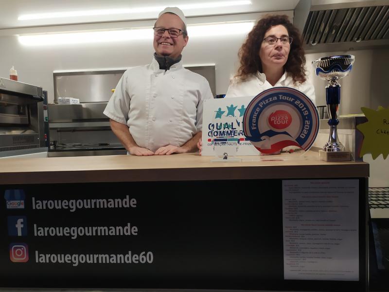 Vous pouvez retrouver ce pizzaïolo unique en son genre et sa compagne le lundi du 1 au 15 du mois à Verderel, le lundi du 16 au 31 du mois à Rémérangles, le mardi à Fitz-James, le mercredi à Luchy, le jeudi à Crèvecœur-le-Grand, le vendredi à Tillé, le samedi du 16 au 31 du mois à Troissereux, et le dimanche à Abbecourt. Toujours à partir de 18 heures.