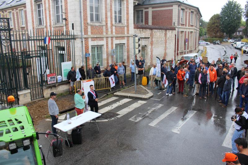 Environ 150 agriculteurs de toute l'Oise étaient réunis ce vendredi 2 septembre à Beauvais, devant la préfecture, pour demander à pouvoir déroger à l'obligation de semis. La pluie faisait son retour pour l'occasion.