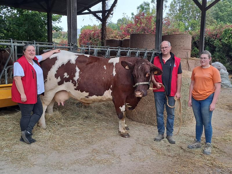 Mélanie et Jean-Baptiste Fourdraine, leur salariée Clara Dumoulin, aux côtés de Nepture, troisième chez les vaches adultes au concours national Rouge des près du Space Rennes 2026.