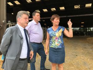 Michel Lalande, préfet du Nord et des Hauts-de-France, Laurent Verhaeghe, président de la FDSEA 59, et Christine Delefortrie, éleveuse dans la plaine de la Lys.