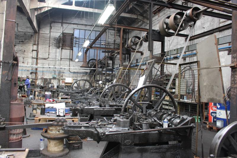 Ateliers et machines sortis direct de la fin du XIXe siècle fabriquent encore des clous de qualité et de haute technicité.