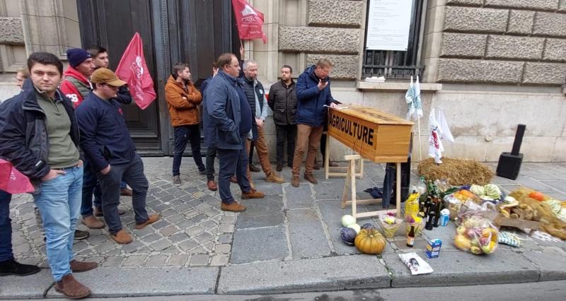 Le «cercueil de l’agriculture française» déposé devant le ministère de l’Agriculture, en marge du lancement par la ministre Annie Genevard des «conférences de la souveraineté alimentaire» organisées ce jour-là au marché de Rungis.