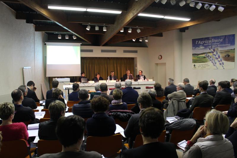 À la tribune, Emmanuelle Peugeot, chef comptable de l’association, Brigitte Henry-Maigniel, directrice, Didier Verbeke, président, Guillaume Chartier, président de la FDSEA60, et Jean-Pierre Dubois, commissaire aux comptes.