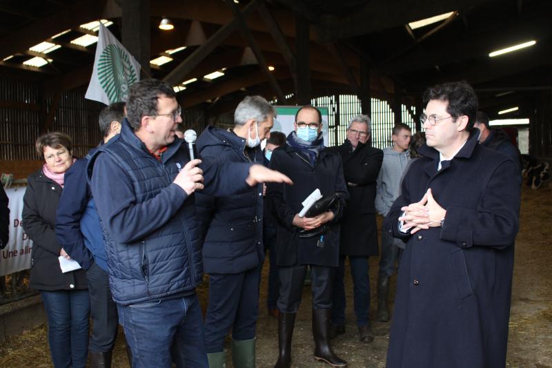 Pascal Foucault fait part de ses inquiétudes quant à l'avenir de l'élevage au préfet de région, Georges-François Leclerc.