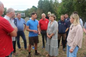 Marie-Sophie Lesne s’est rendue à Bonnières et à Hodenc-en-Bray, dans l’Oise, pour constater les dégâts causés par la sécheresse sur les productions maraichères et laitière.