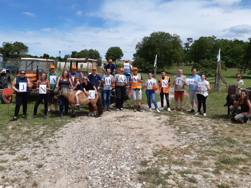 Près de 200 personnes se sont rendus aux portes ouvertes de lexploitation à Chamant. (© M.L.)