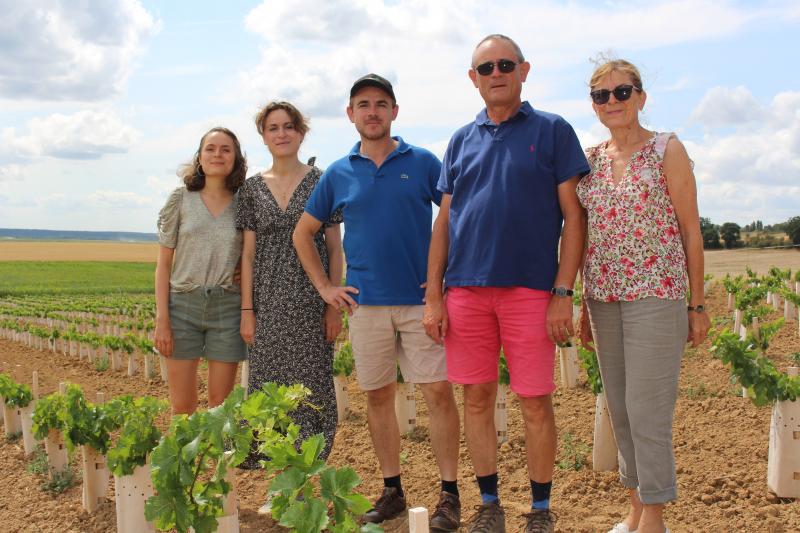 La famille Roland voit son projet de viticulture se concrétiser avec ce premier hectare de vigne planté.