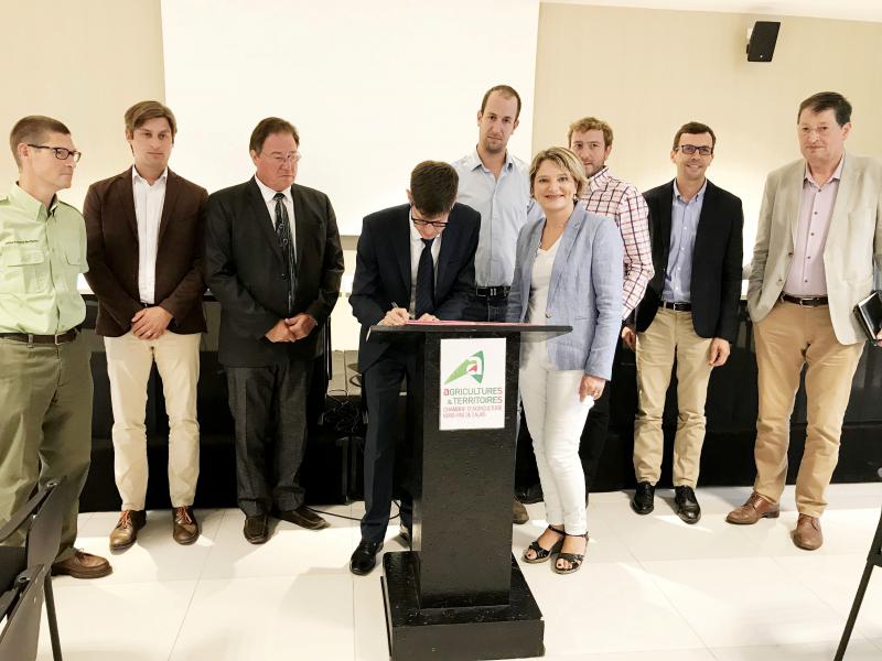 Les représentants de la filière porcine des Hauts-de-France, des chasseurs, de la Région et de l’État, lors de la signature du pacte régional de lutte contre la peste porcine africaine (PPA) le 3 septembre.