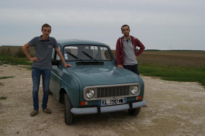 Gauthier Dubus (gauche) et Mathieu Serruys (droite) se préparent pour le 4L Trophy. (© Dominique Lapeyre-Cavé)