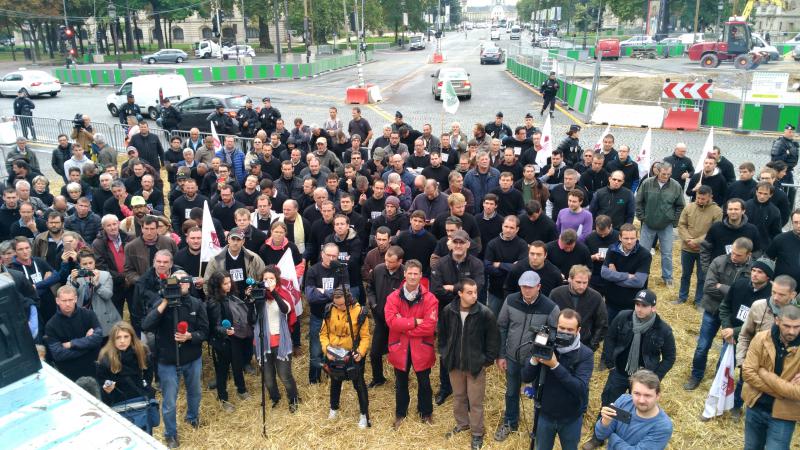 Blocage des Champs-Elysées par les syndicats et les agriculteurs. (© Laurent Mingam)
