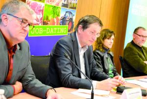 De gauche à droite : Bertrand Delasalle, délégué régional de l’Apecita Hauts-de-France ; Jean-Michel Serres, président de la commission agriculture et agroalimentaire
de la Région Hauts-de-France ; Mylène Gabaret, directrice de l’Apecita ; et Robert Boitelle, vice-président de la commission régionale territoires, emploi, formation et installation à la Chambre d’agriculture des Hauts-de-France.