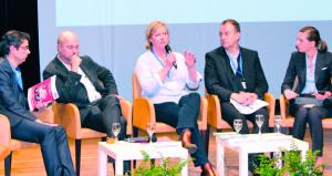 Table ronde de la matinée. De g. à dr. : Gaël Peslerbe, directeur de Novial, Gérald Aubineau, directeur de Courtagrain, Katrine Lecornu, éleveuse laitière dans le
Calvados et présidente de European Dairy Farmer, Frédéric Chausson, directeur du développement coopératif Sodiaal, et Céline Leeman-Broyer, secrétaire générale chez Noriap et animatrice de la journée.