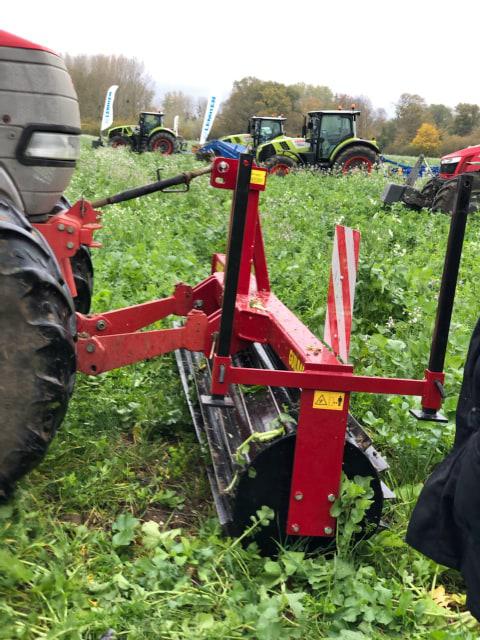 Des présentations d’outils en action pour cette démonstration de destruction de couverts.