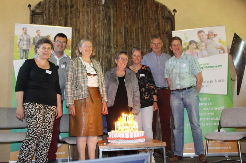 Un gâteau et 40 bougies soufflées par Françoise Cacan, Pascal Foucault, Martine Gravelle, Marylise Blanchard, Stphanie Morel, Vincent Vecten et Frédéric Pieters.