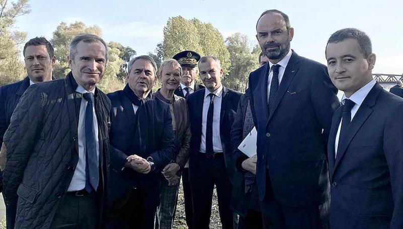 Le Premier ministre Édouard Philippe et le ministre de l’Action et des Comptes publics Gérald Darmanin ont été accueillis par des élus locaux et le préfet de la région Hauts-de-France sur les bords du canal du nord, à Aubencheul-au-Bac, futur lieu de raccordement du canal Seine-Nord.
