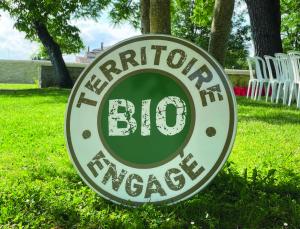 En mai dernier, un nouveau plan d'aide d'urgence dédié au bio comprenant 60 millions d'euros d'aides directes, en plus d'engagements sur la commande publique et la communication a été annoncé par le ministre de l'Agriculture pour relancer la dynamique.