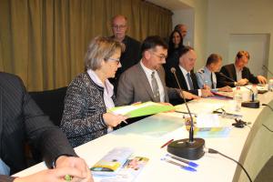 Martine Borgoo, représentant le Conseil départemental, et les autres partenaires ont signé la charte de bon voisinage.