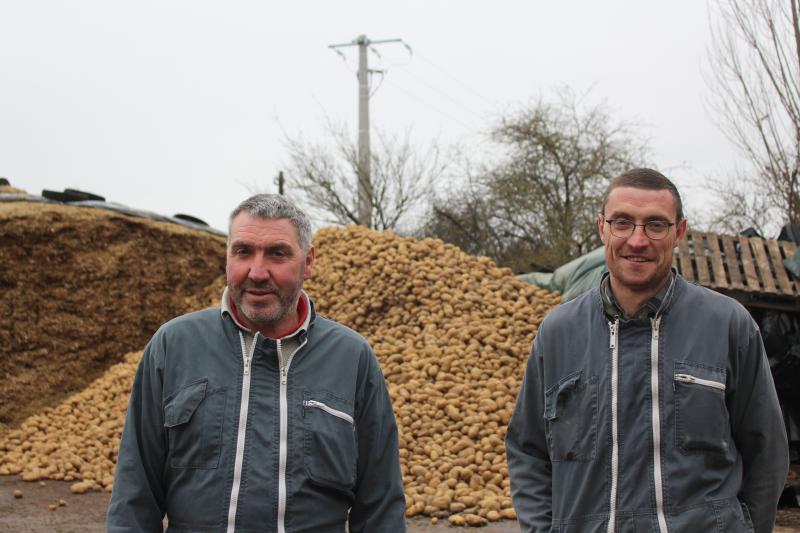 Éric et Nicolas Caron devant le seul poteau qui reste à proximité du corps de ferme : plus de fil au-dessus des bâtiments pour une meilleures maîtrise des risques électriques.