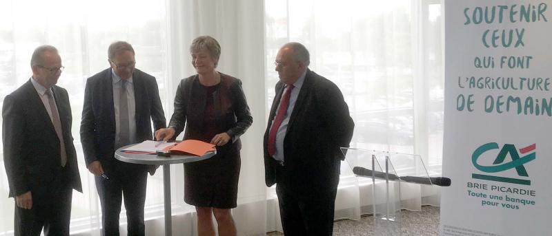 Les signataires de la convention.