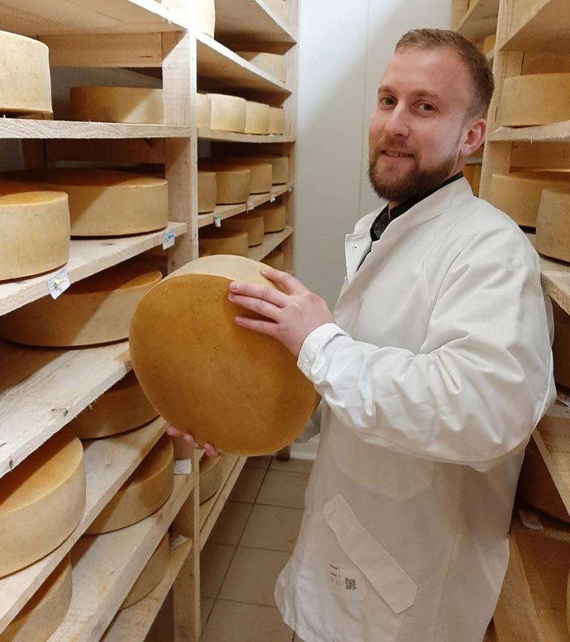 Grégoire Leleu dans la cave où son fromage Le Saint-Fuscien attend un minimum de cinq mois pour être affiné sur des planches d'épicéa non rabotées.