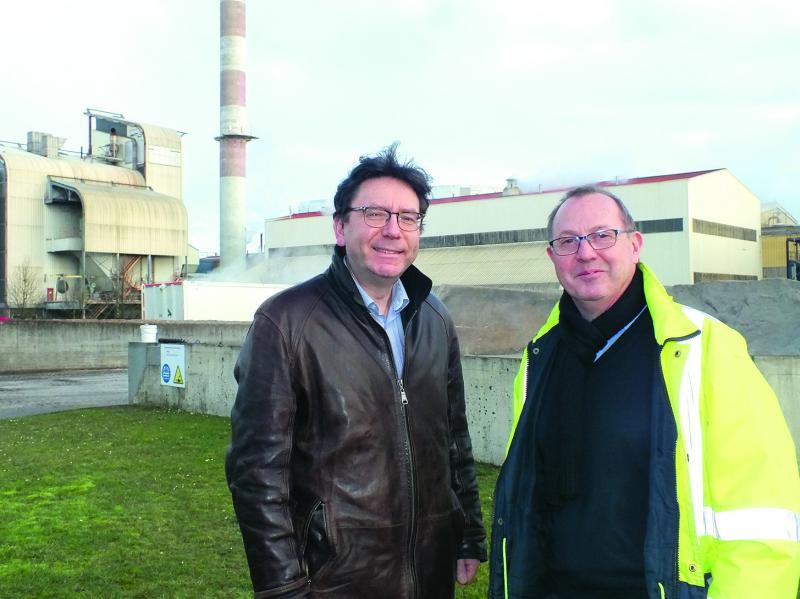 Thierry Désesquelles, directeur betteravier de Saint Louis Sucre, et Philippe Simonin, directeur betteravier d’Étrépagny, devant l’usine.