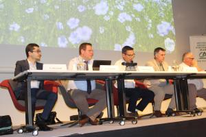 Alexandre Aboudiab, auditeur, Grégory Krumbank, expert comptable, Sébastien Jumel, président de Lin 2000, Nicolas Defransure, directeur, et Christophe Becquerel, président de la Cuma linière.