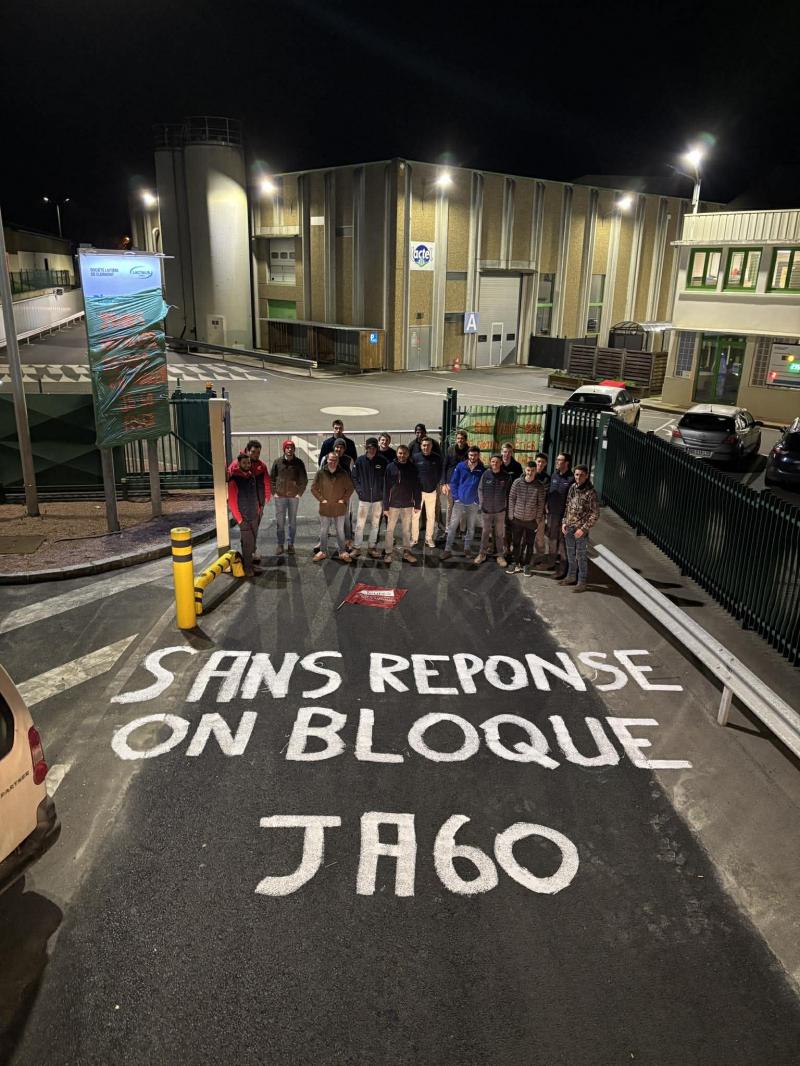 Blocage devant la laiterie Lactalis de Clermont.