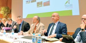 Christophe Buisset, président de la Chambre régionale Nord-Pas-de-Calais et Picardie (au micro) : «Notre idée est de tracer une feuille de route à moyen et long terme pour l’agriculture et l’agro-alimentaire, en réunissant autour de la table tous les acteurs de la filière.»