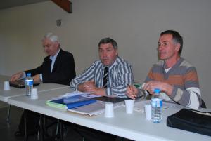 Dominique Nouvellon, responsable national des achats lait du groupe Danone, Éric Caron, président de la coopérative laitière de Songeons, et Hubert Dion, vice-président.