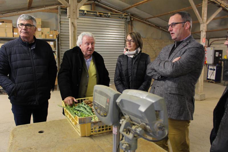 Boris Gogny-Goubert, président du Jardin du plateau picard (au milieu) explique à Julie Codron-Riquier, vice-présidente de la région Hauts-de-France en charge de la ruralité, de la solidarité et de la famille et à Denis Pype, conseiller régional, que le Jardin du plateau picard compte à l’avenir se développer sur internet.