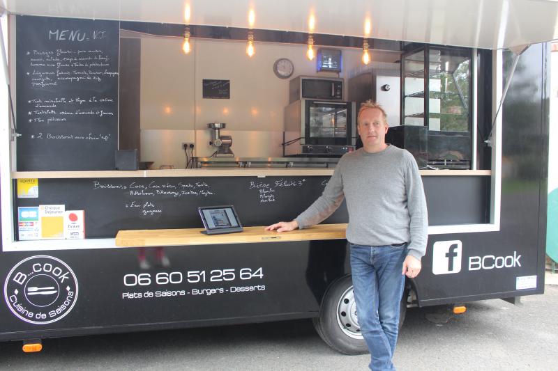 Benoît Guillaume aux commandes et fourneaux du B Cook. B comme burger, Benoît ou... bon ! (© Dominique Lapeyre-Cavé)