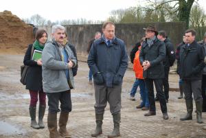 Au premier plan, Jean-Luc Tourneur, maintenant associé avec son fils Joseph sur cette exploitation, et Didier Martin, nouveau préfet de lOise. Et à droite sur la photo, Guillaume Chartier et Jean Guinard, directeur départemental des territoires depuis début janvier 2016.