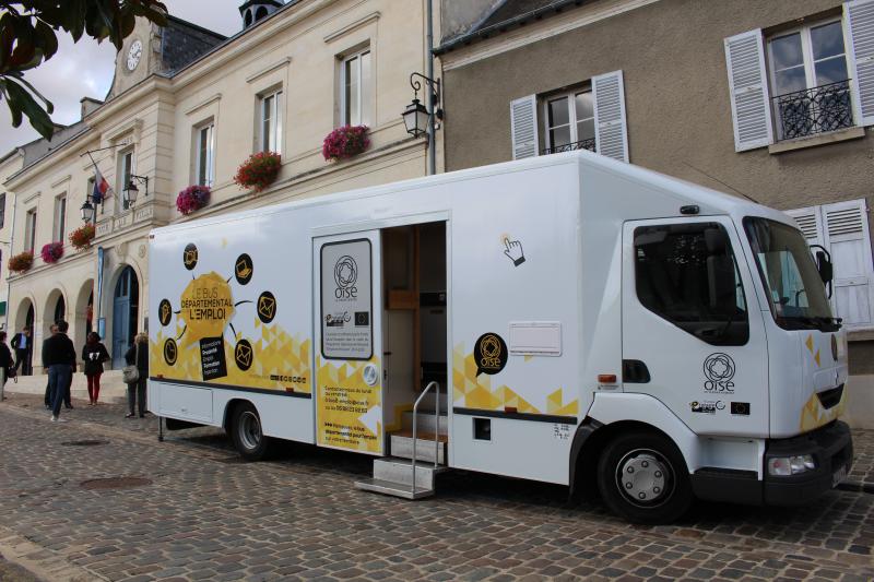 Le deuxième bus de l’emploi devant la mairie de Nanteuil-le-Haudoin.