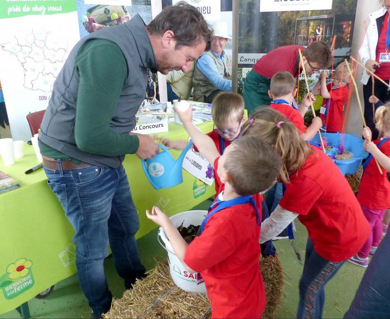 Les producteurs samariens se sont mobilisés pour répondre aux questions du public, surtout des enfants, à la Foire exposition de Picardie. Ici, Vincent Liénart, de la cueillette de Saint-Gratien, anime un atelier de plantation de fraisier.