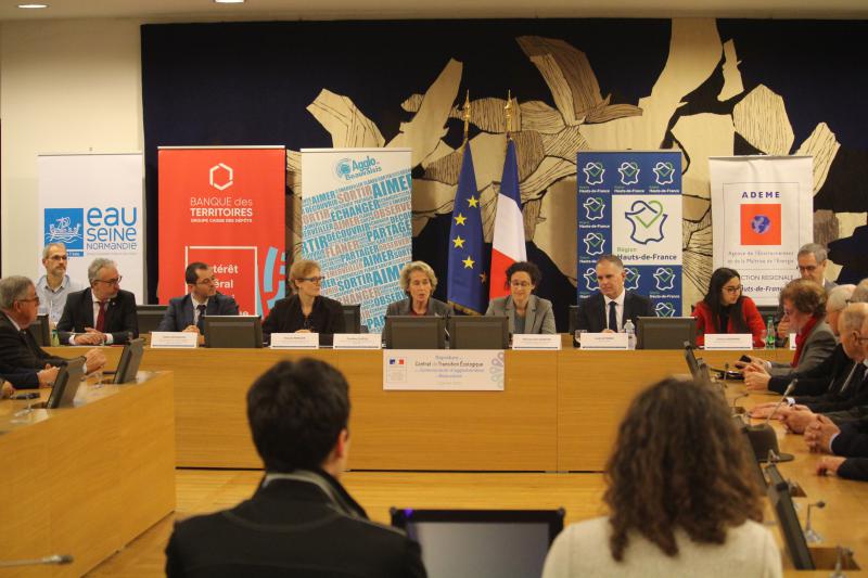 Emmanuelle Wargon a signé avec Caroline Cayeux, présidente de la communauté d'agglomération du Beauvaisis, un contrat de transition écologique. L'accord porte sur l'activité agricole dans la Beauvaisis. L'agriculture biologique et la transformation sont au coeur de ce projet de transformation durable du territoire. Le contrat représente un montant total d'investissements de 1,1 million d'euros, dont la moitié sont des financements issus du secteur privé.